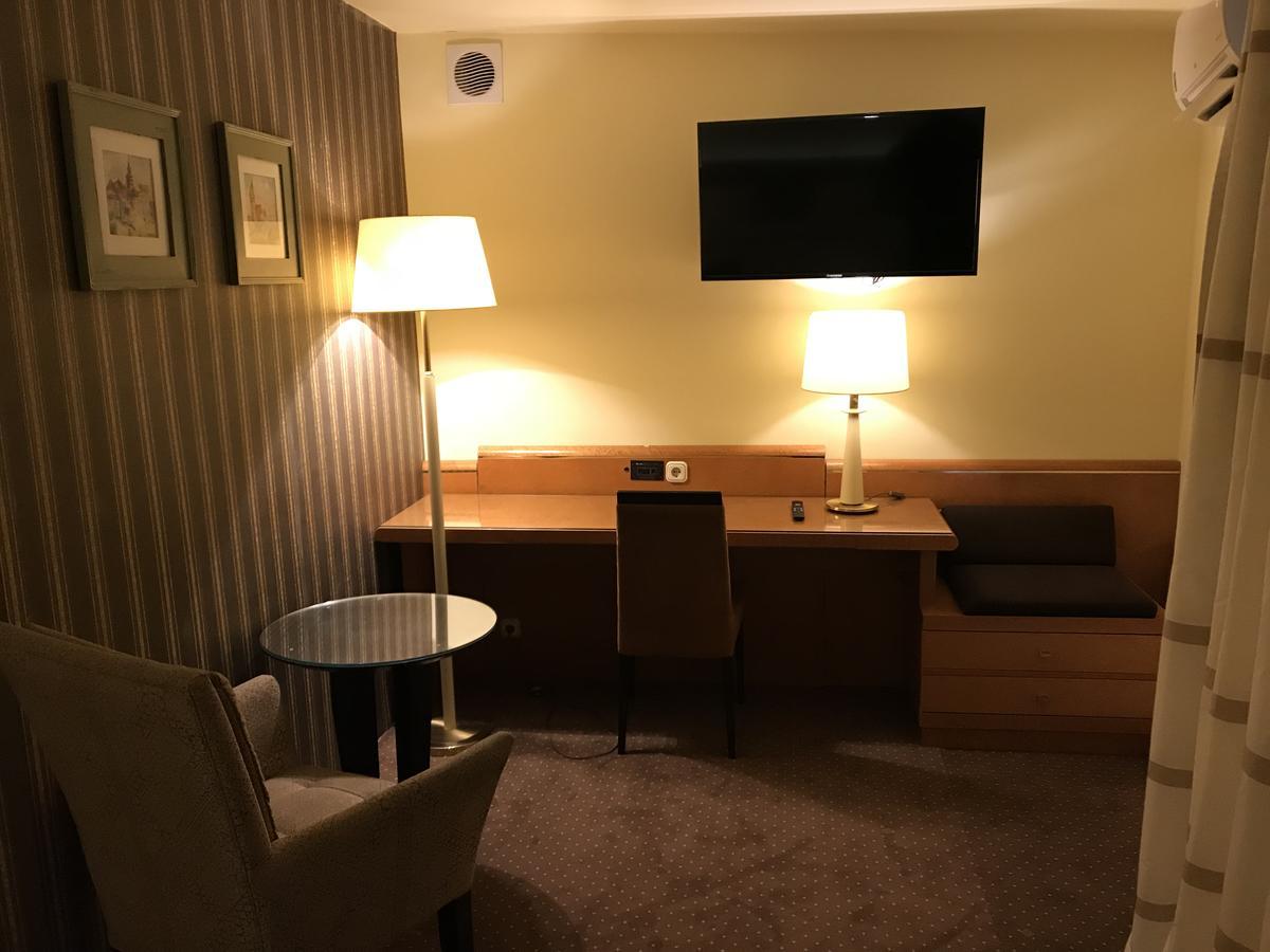 Hotel Podzamcze Tarnów Eksteriør billede